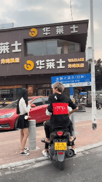 |搞笑GIF:一转身美美哒