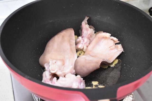 桂皮|猪身上这肉柔韧又脆富含胶质，先卤后炒味道鲜香，美容下酒棒极了