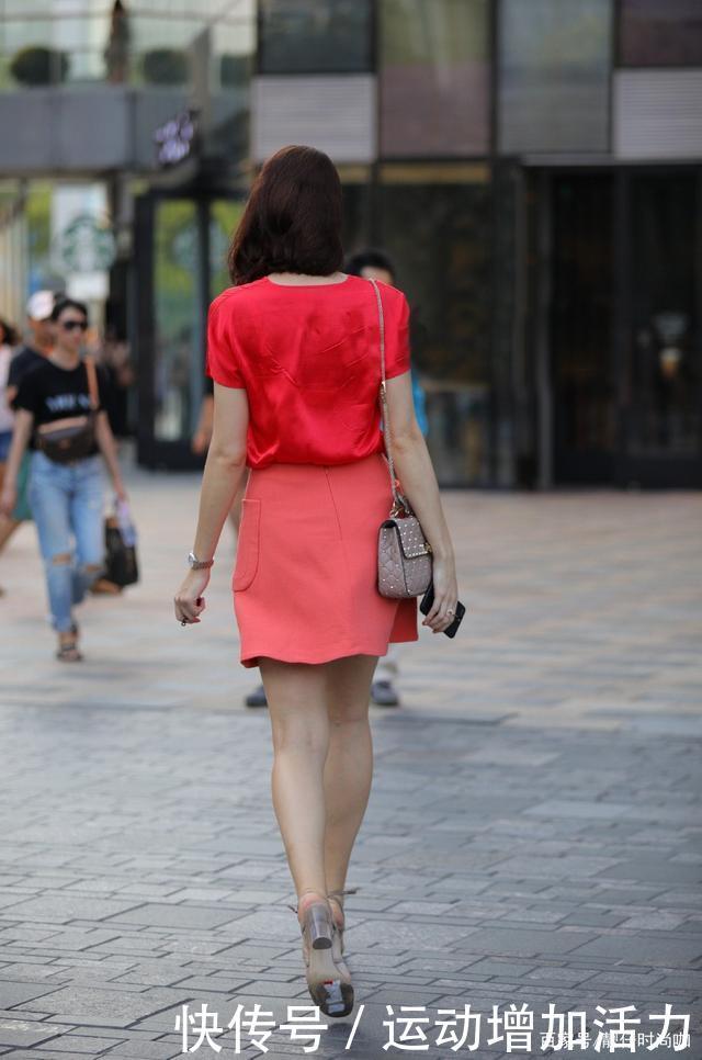 火红V领衬衫大胆搭配红色短裙,好看时尚,青春靓丽!