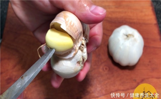 关大蒜|剥大蒜时,只要碰一碰这个部位,蒜皮马上完全脱落,太实用了!