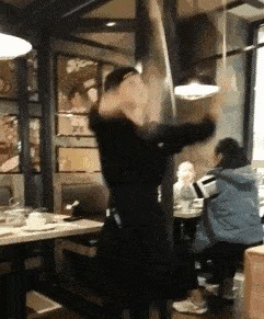 |搞笑GIF:地铁上遇到的小姐姐,真想去她们公司上班