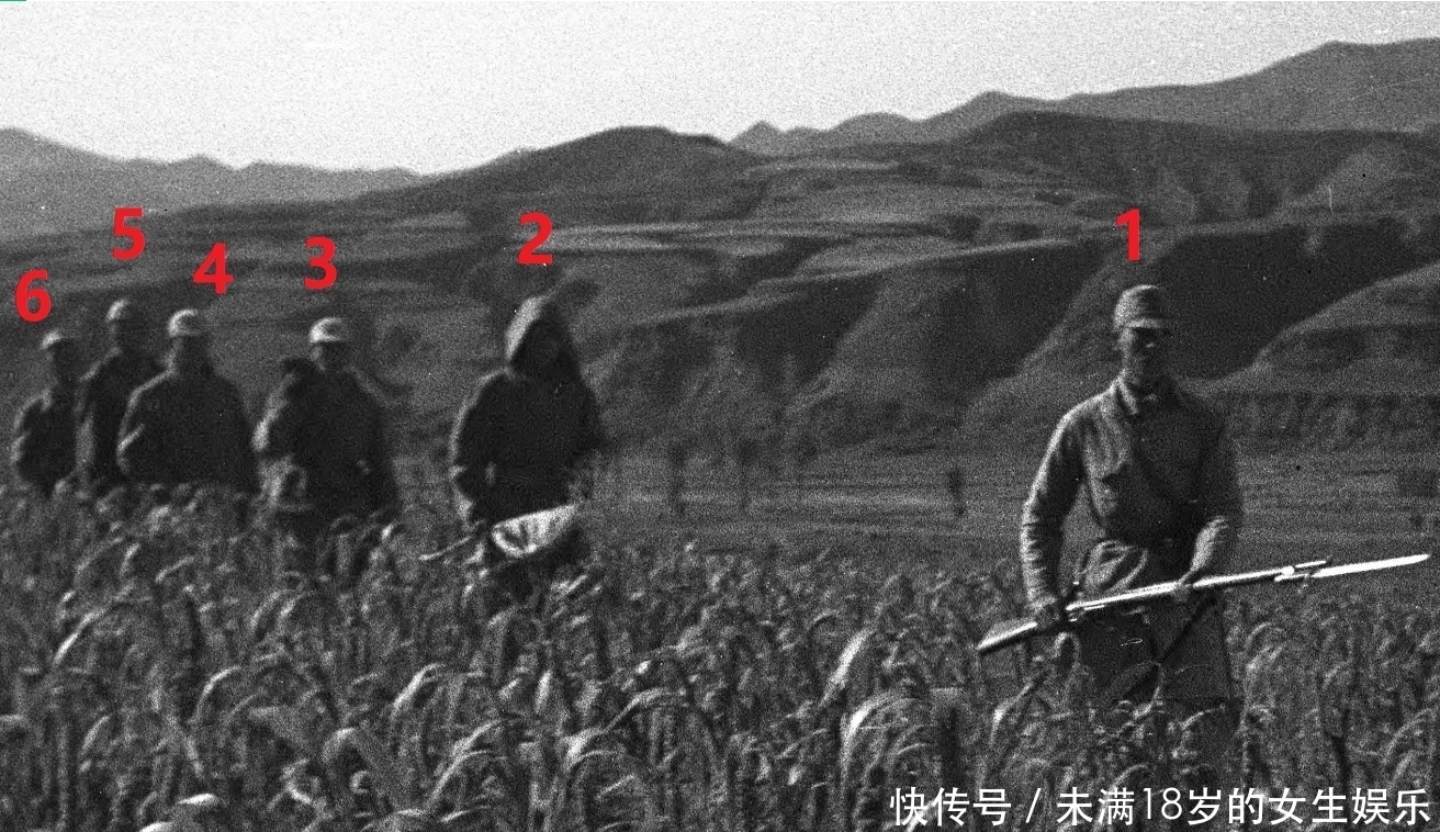画面|6个八路在高粱地里抓到1个日军士兵,摄影师拍下这一珍贵画面