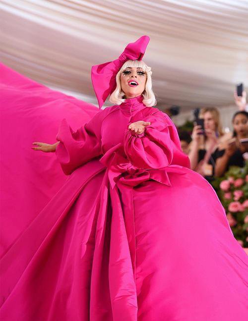 这就是传说中的时尚界春晚？明明更像“群魔乱舞”，太辣眼睛