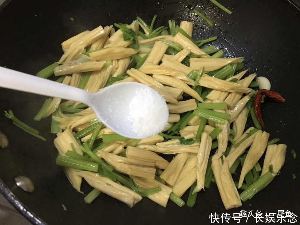 春天这菜我家经常吃，清爽开胃又好吃，简单快手，孩子常吃身体棒