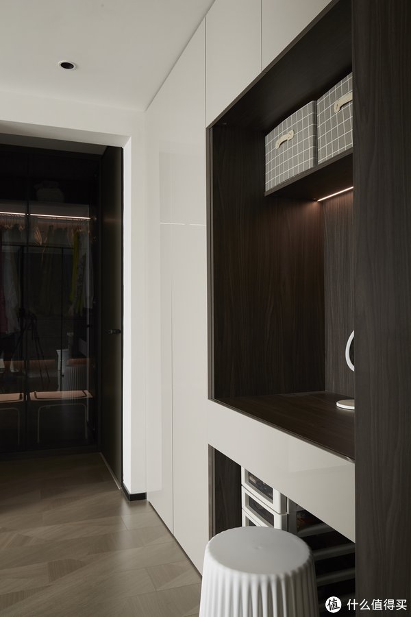 卫浴|绝！5口之家0杂物，只靠1扇门实现卫浴三分离