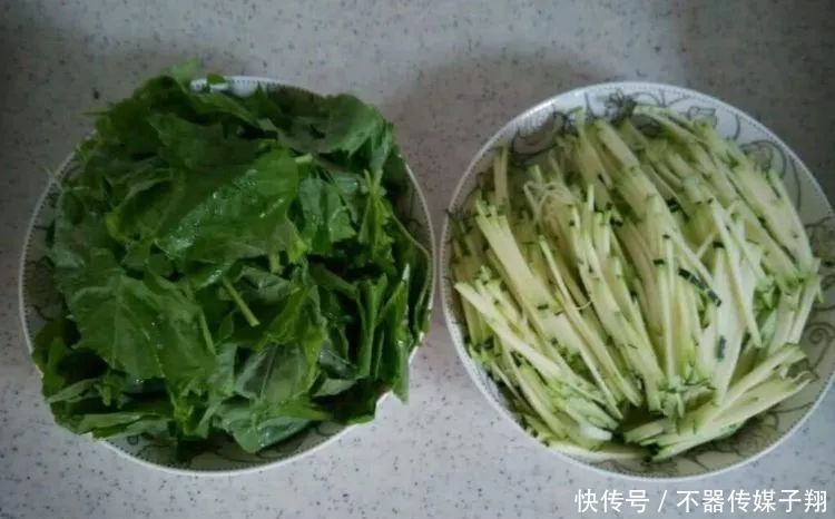 大白菜|农村有种野菜，人称“雪下羊肉”，外形像大白菜，涮火锅是一绝！