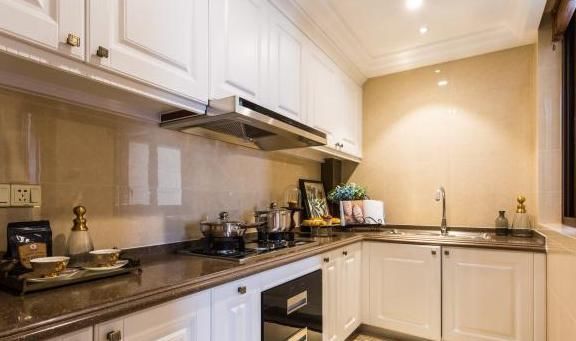 橱柜|不顾家人反对,厨房台面装挡水边,入住后窃喜,自己这么聪明