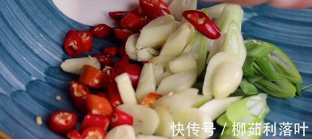 炒包菜时,记住不要直接下锅炒,好多人一直做错,难怪做的不好吃!