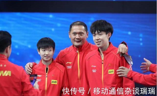 颁奖礼|颁奖后,王楚钦为何主动找莎莎合影?曼昱扑向肖战,莎莎让人心疼