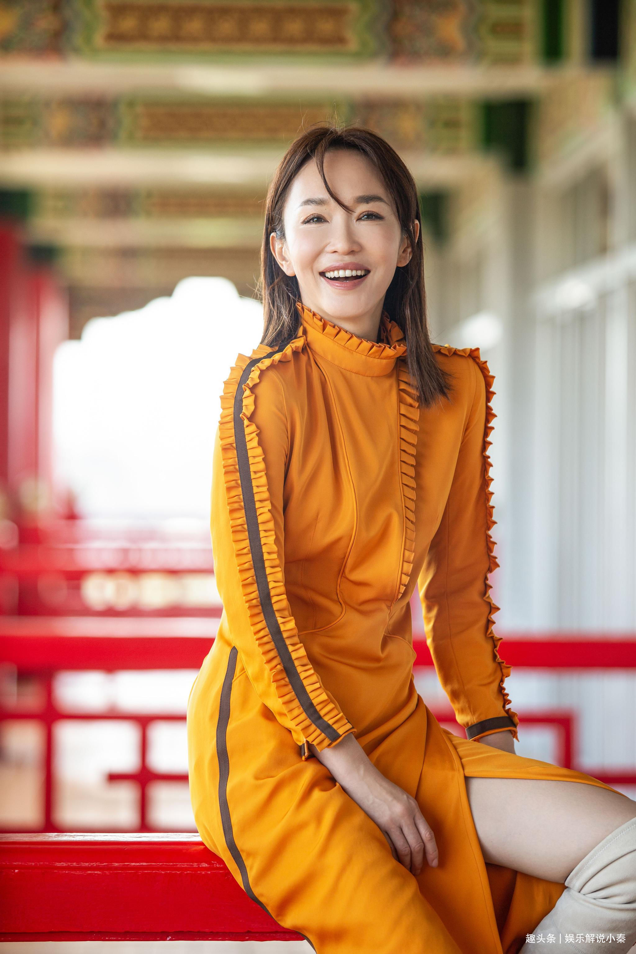 50岁范文芳穿镶钻抹胸裙满面油光身材似少女同龄老公却老太多