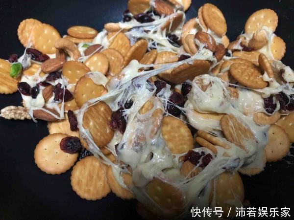 网红雪花酥了解一下!又香又脆,几分钟就能学会,过年串门就带它