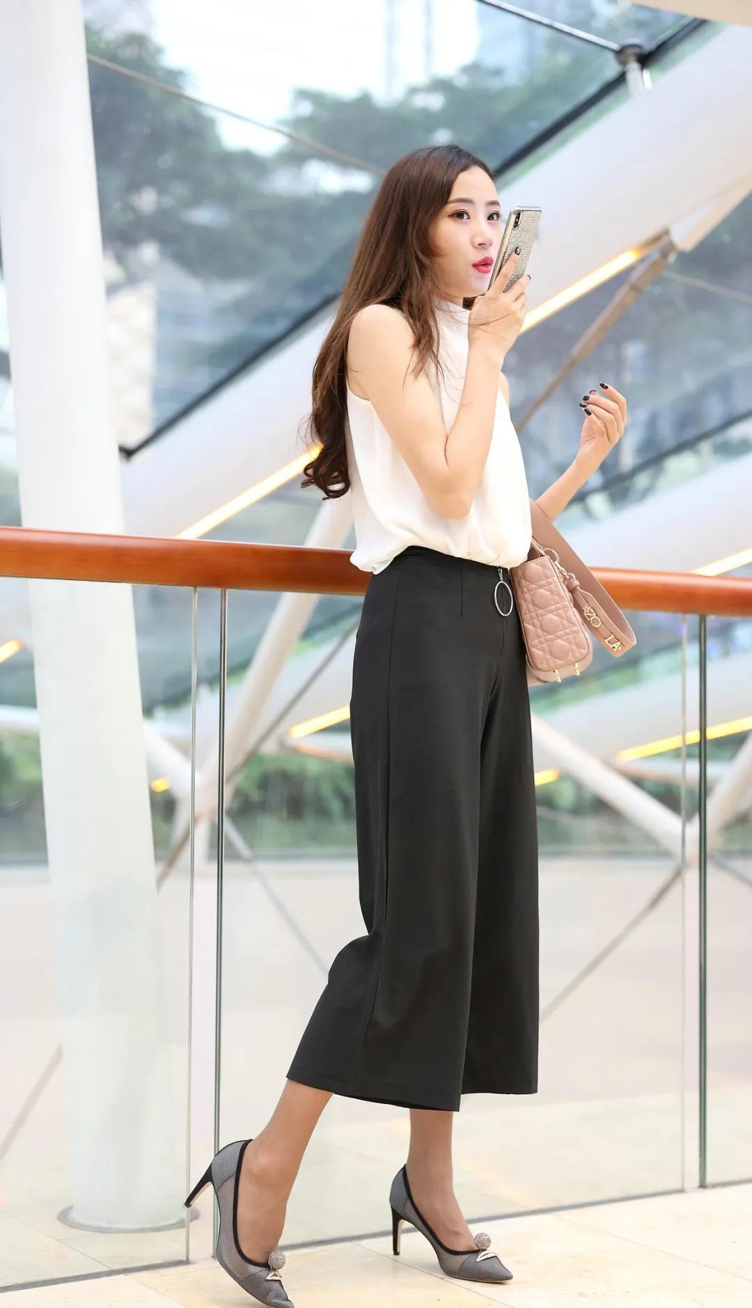 美女 淡雅脱俗的美女,白色休闲上衣搭配黑色长裤,气质优雅大方!