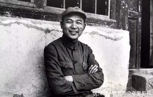 此人|此人原是陈赓手下的团长，25年后两人同成大将，他级别比陈赓还高！