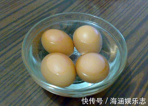煮鸡蛋时,直接下锅煮就错了,多加这一步,鸡蛋又鲜又嫩还好剥壳