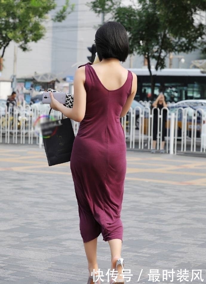 穿搭|街拍：广场上赶路的美女，性感迷人的酒红色连衣裙穿搭，征服路人