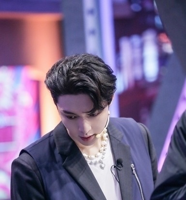 张艺兴被《向往》节目组坑惨,镜头全程对准他腿部,这也太虐了