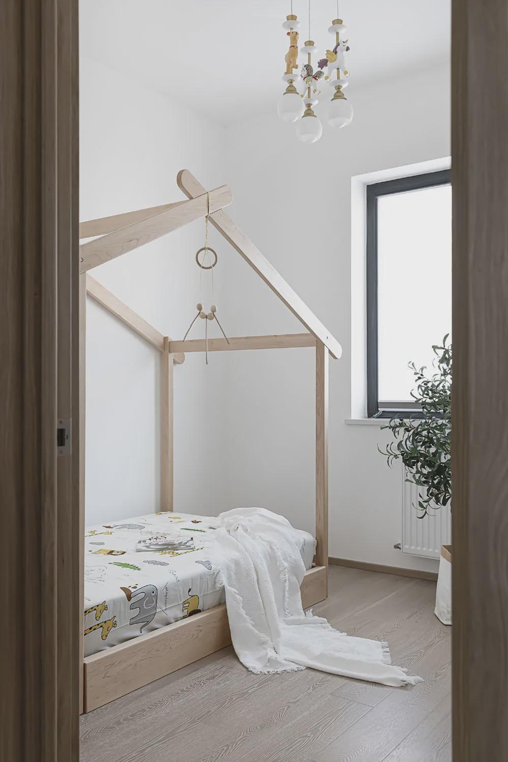 主卧|“穷装”反而更干净舒适，103㎡色调高度统一，耐看极了