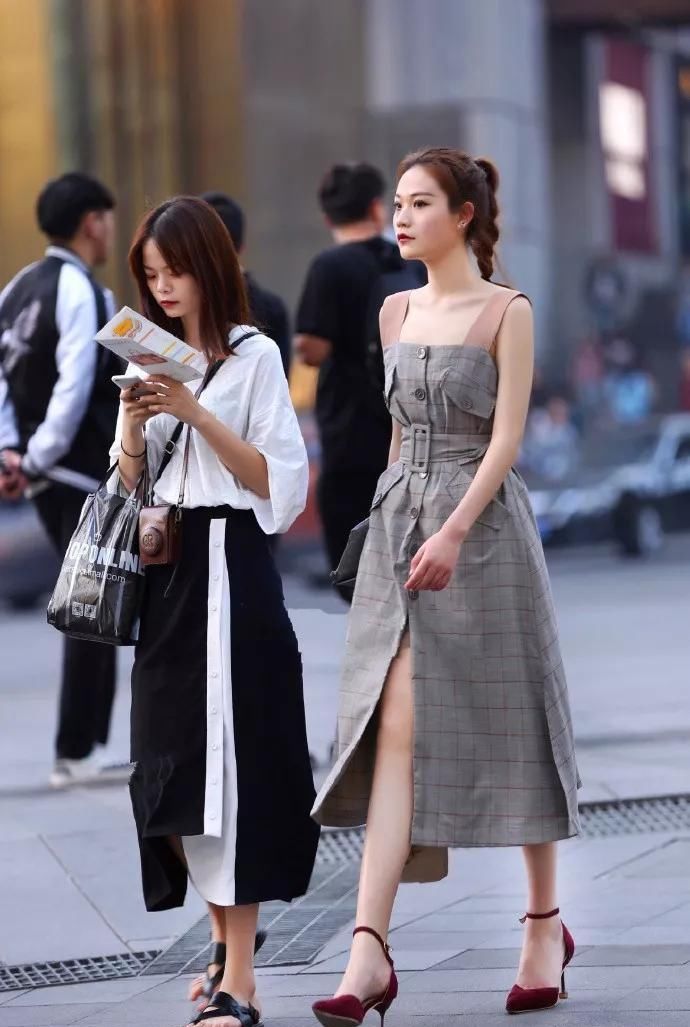 美女脚上穿着一双一字带的高跟鞋，让她身上带有一股仙女般的气质