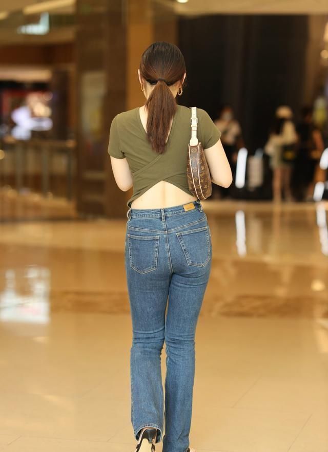 牛仔裤|夏秋交替不知道怎么穿试试牛仔裤配T恤,休闲大方又显气质