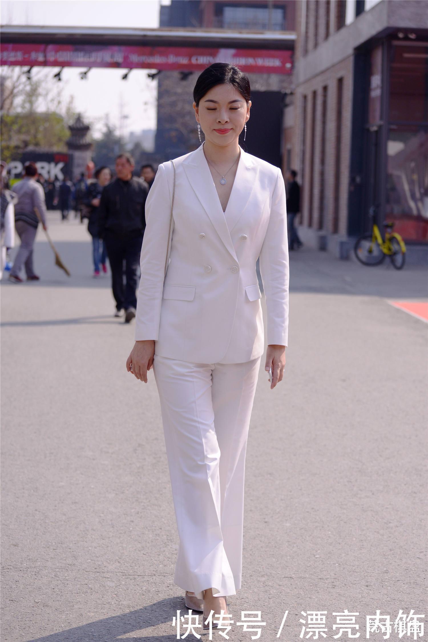 白色西服搭配西裤,一身正装,在高跟鞋衬托下,精致有型