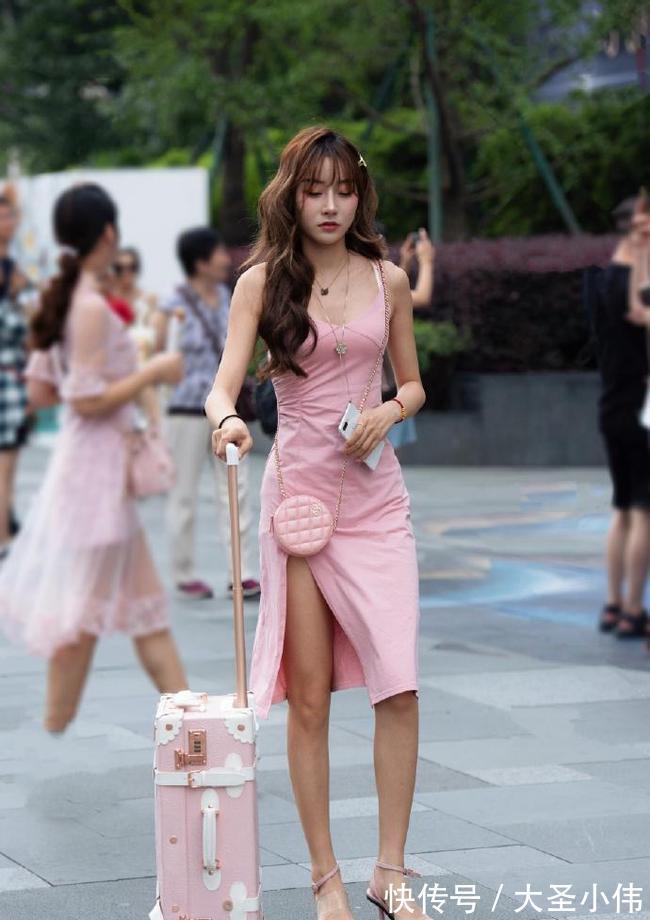 街拍 美女街拍:女同学穿短裙出门,还嫌热非在裙子上“开叉”,大腿都晒黑了