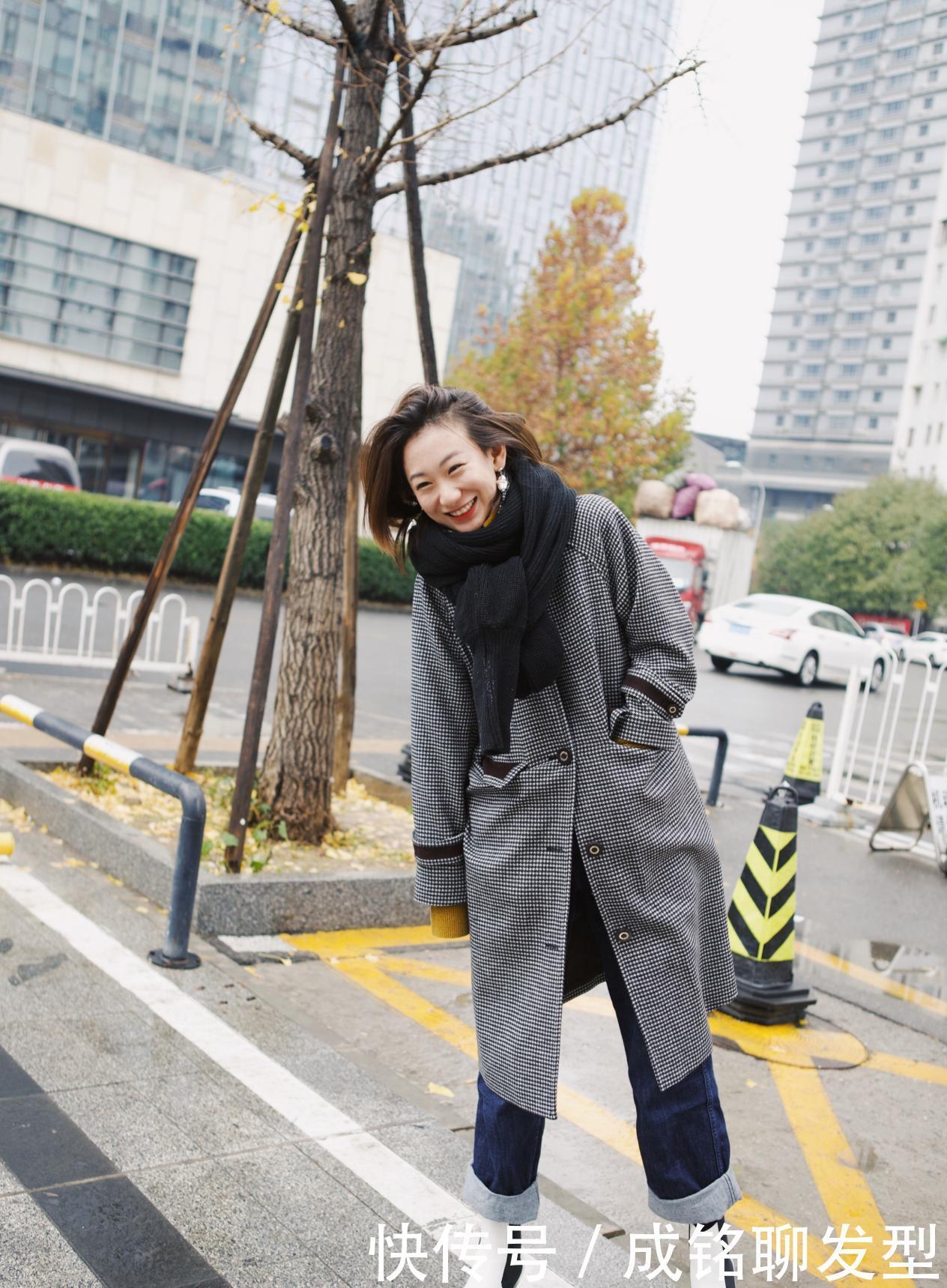 中年|中年女人更要懂搭配,三种围巾系法让穿搭更高级,美嫩保暖又洋气