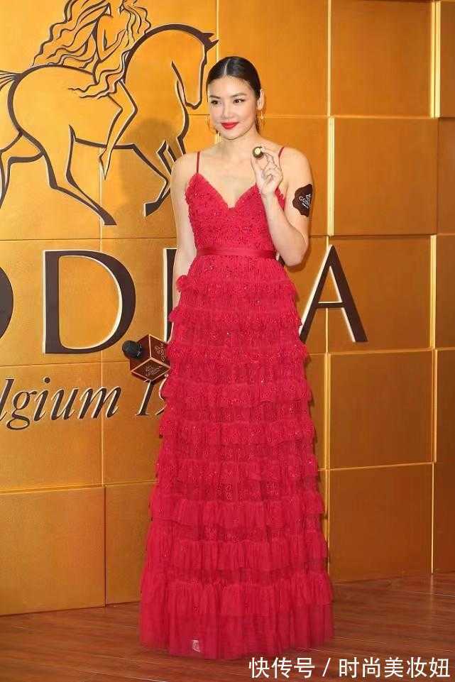 搭配|乐基儿造型太成功,穿红色蛋糕裙显瘦又高级,单靠气质就赢了