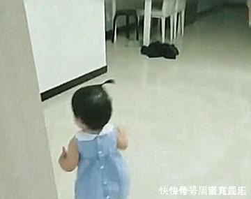 马桶|爸爸半夜醉酒睡在“马桶”上,宝妈生气不管,1岁女儿行为暖化了