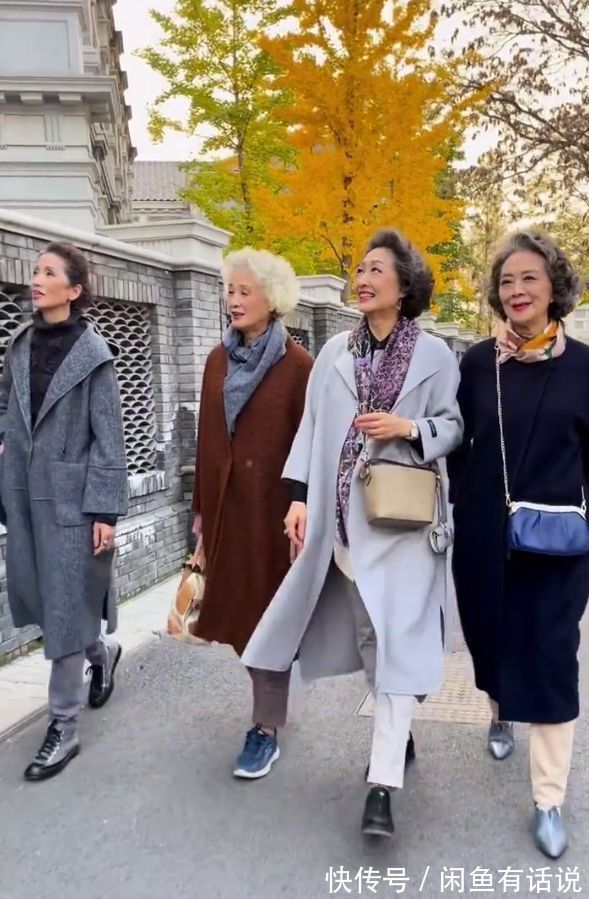 上了年纪不必刻意扮嫩,学75岁奶奶穿“大衣+烟管裤”,老得优雅