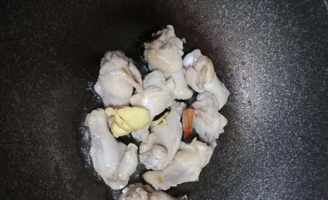 秋后|秋后“贴膘”，我家全靠它，三两下炒一锅，鲜嫩多汁，解馋又顶饱