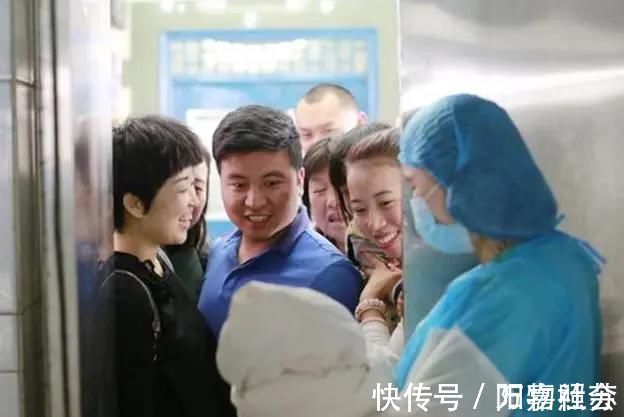 重孕|产妇一次生下2个娃,丈夫发圈炫耀,医生高兴啥,这不是双胞胎