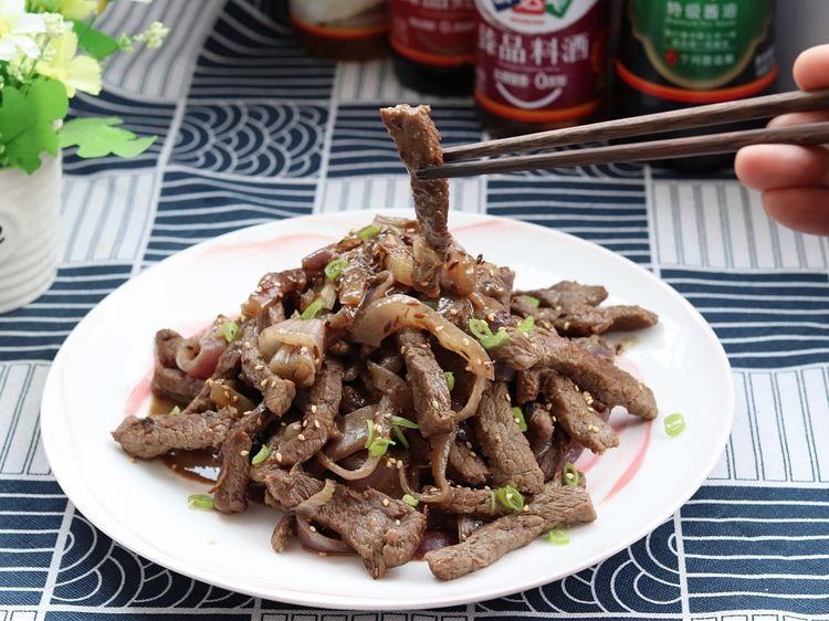 孜然搭配牛肉炒一炒，鲜香入味，比外面的烧烤还好吃