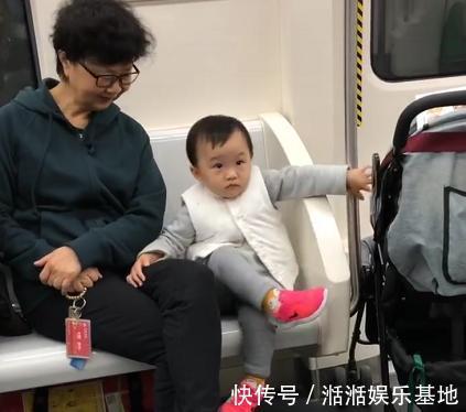 萌娃|“老干部奶奶”带娃坐地铁火了,萌娃“端手”的姿势模仿到了精髓