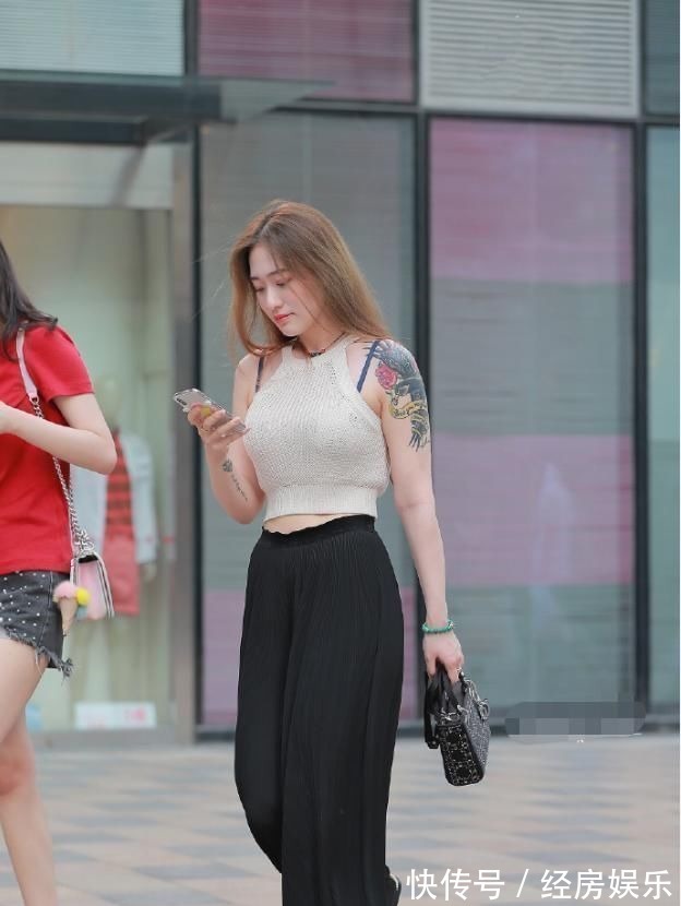 紧身上衣 小姐姐的紧身上衣突显好身材,阔腿裤完美遮肉,穿搭满分