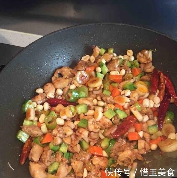 特色美食宫保鸡丁，香辣而味浓，堪称川菜中的经典之作