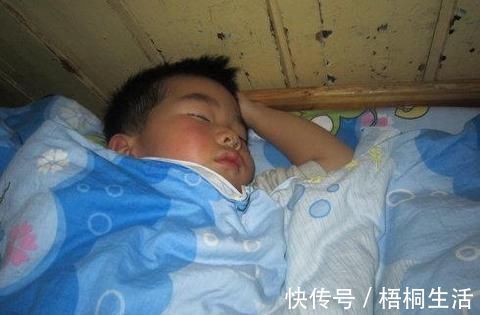 夫妻俩|孩子身高发育“停滞”,奶奶照顾后“疯长”,这件事没必要逼孩子