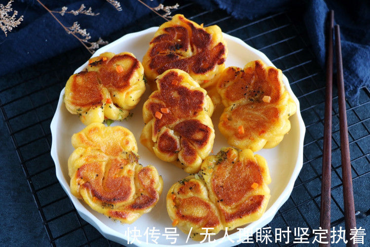 酥脆|冬天给女儿做了这早餐，松软酥脆，上桌就吃3个，隔三差五做一锅