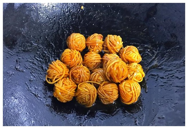 鹌鹑蛋这做法火了,加一把面条,酥脆开胃,比糖醋排骨还好吃