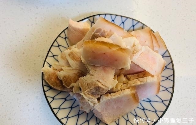 下饭|茶树菇除了炖汤,炒着吃更香,配上五花肉,咸香可口,下饭美味