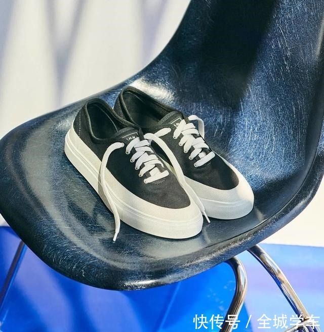 spring 安上鞋带的 Slip-On，是画蛇添足还是锦上添花！