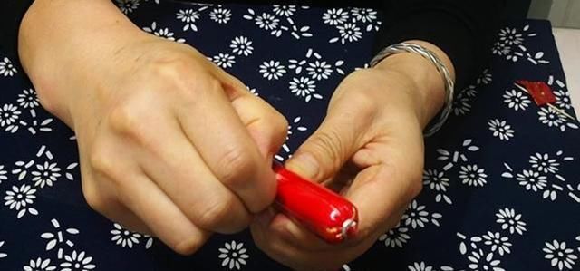 火腿肠|吃了那么久火腿肠,居然不懂金属环下藏着“小机关”,一拉就开了