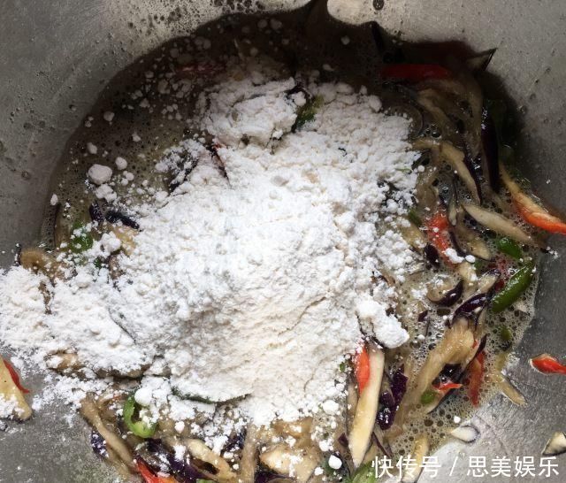 茄子青椒鸡蛋饼,做出的饼蓬松柔软,薄皮大馅