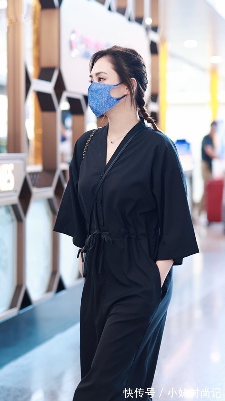 吸睛度|阿娇的40岁也太美好了,一身黑打扮虽很简单,气质高级比少女耐看