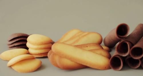 猫舌饼干小巧可爱,奶香四溢沁人心脾,入口之后细腻香甜