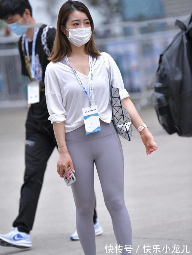 穿搭 白衬衫配灰裤子,银色手提式个性包包,白灰色的穿搭颜色非常柔和