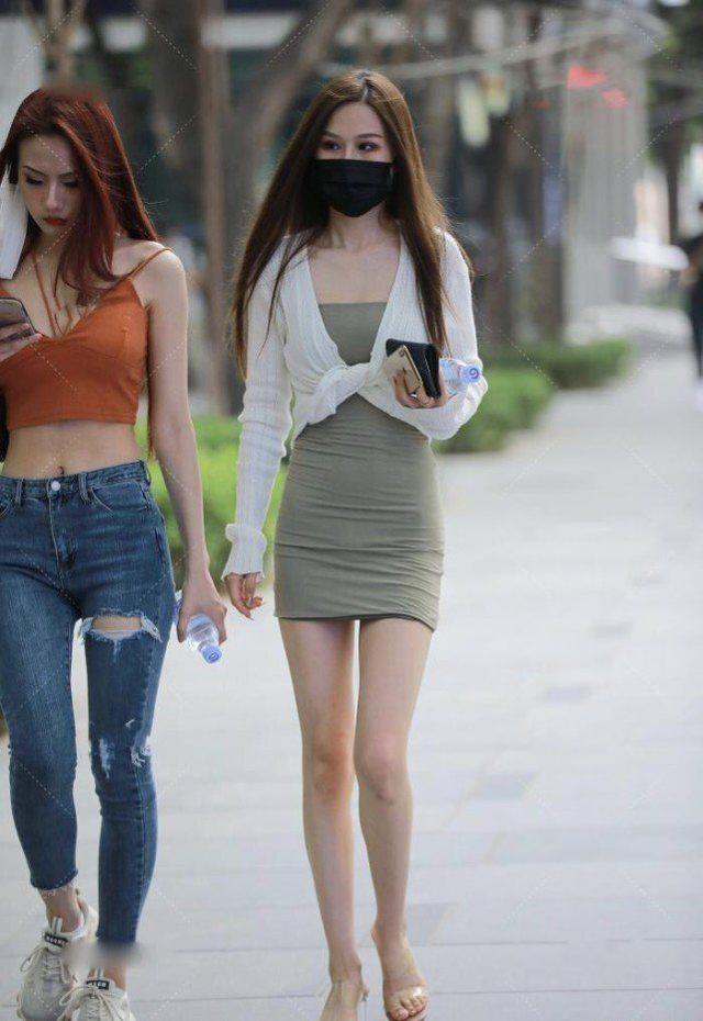 街拍|街拍:豆沙绿修身裙,休闲时尚,青春减龄