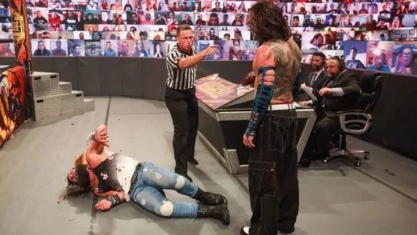 摔角播客电台|昨日Raw节目出现重大失误,杰夫·哈迪到底受伤了吗?