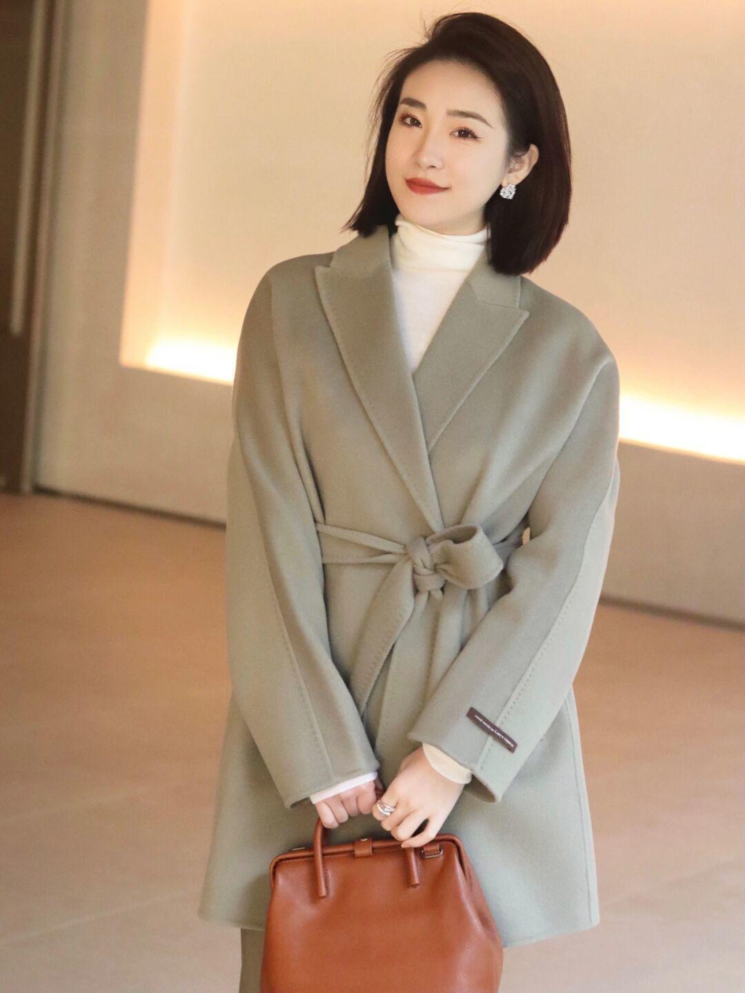 大衣 这个冬天一定要做好保暖工作,棕色羽绒服+直筒牛仔裤,休闲又百搭!