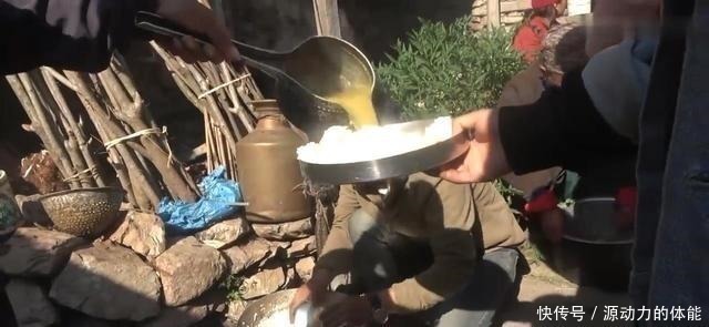 一个菜|尼泊尔农村酒席，非常简单，正餐只有一个菜，零食吃鸡肉