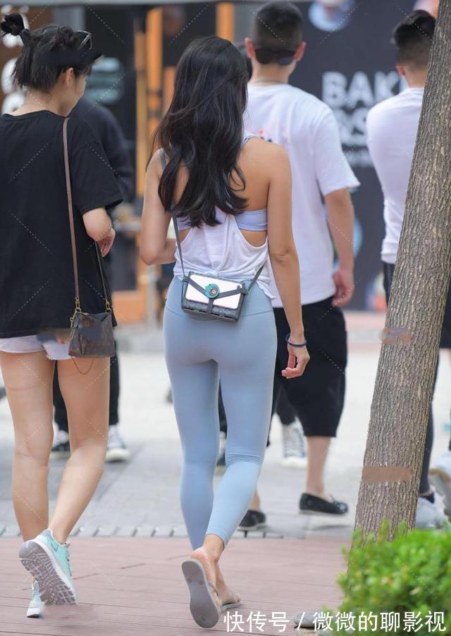 文艺风格 无袖圆领套头白背心,搭配浅蓝色运动裤,干净清新,文艺范十足